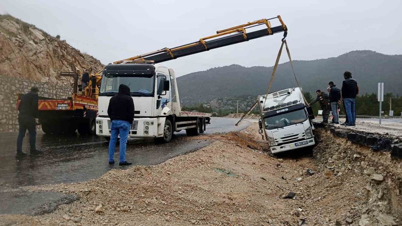 Antalya Akseki'de Kamyon Devrildi: Sürücü Yaralandı