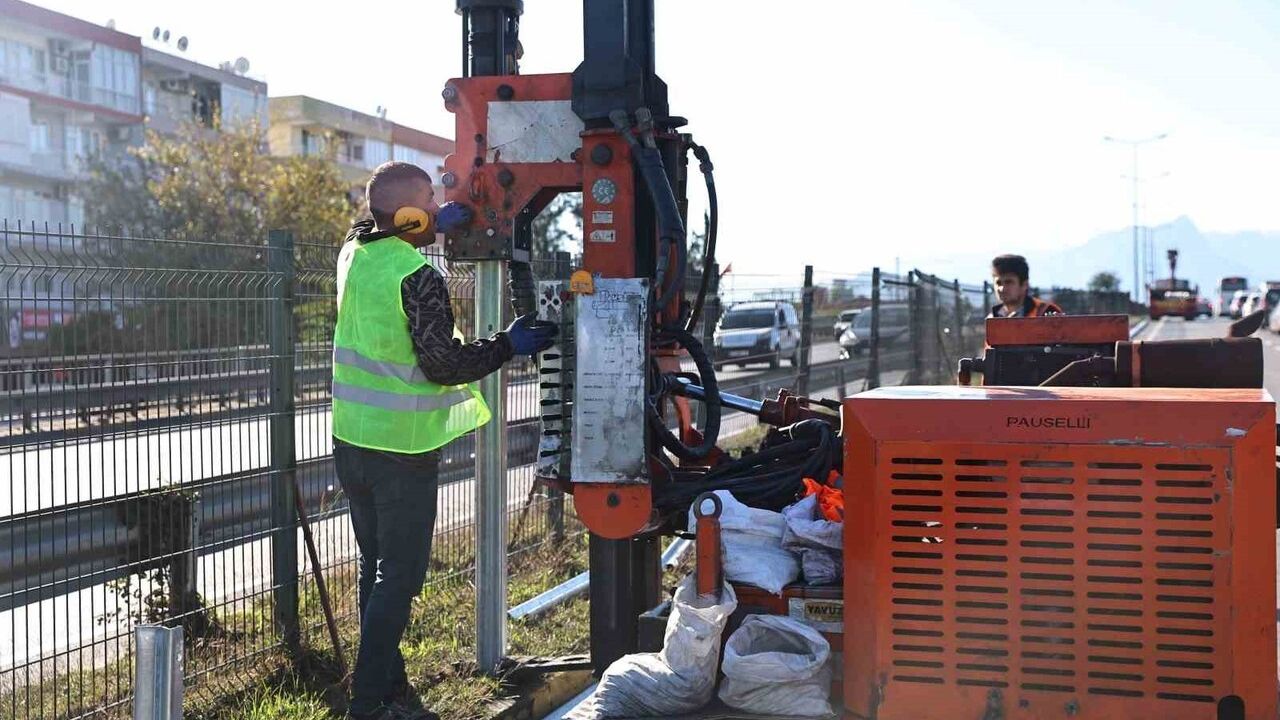 Antalya Büyükşehir Gazi Bulvarı’na Otokorkuluk Kuruyor