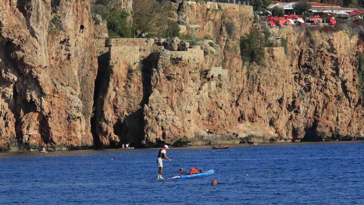 Antalya'da Aralıkta Deniz Keyfi: Deniz Suyu 20 derece