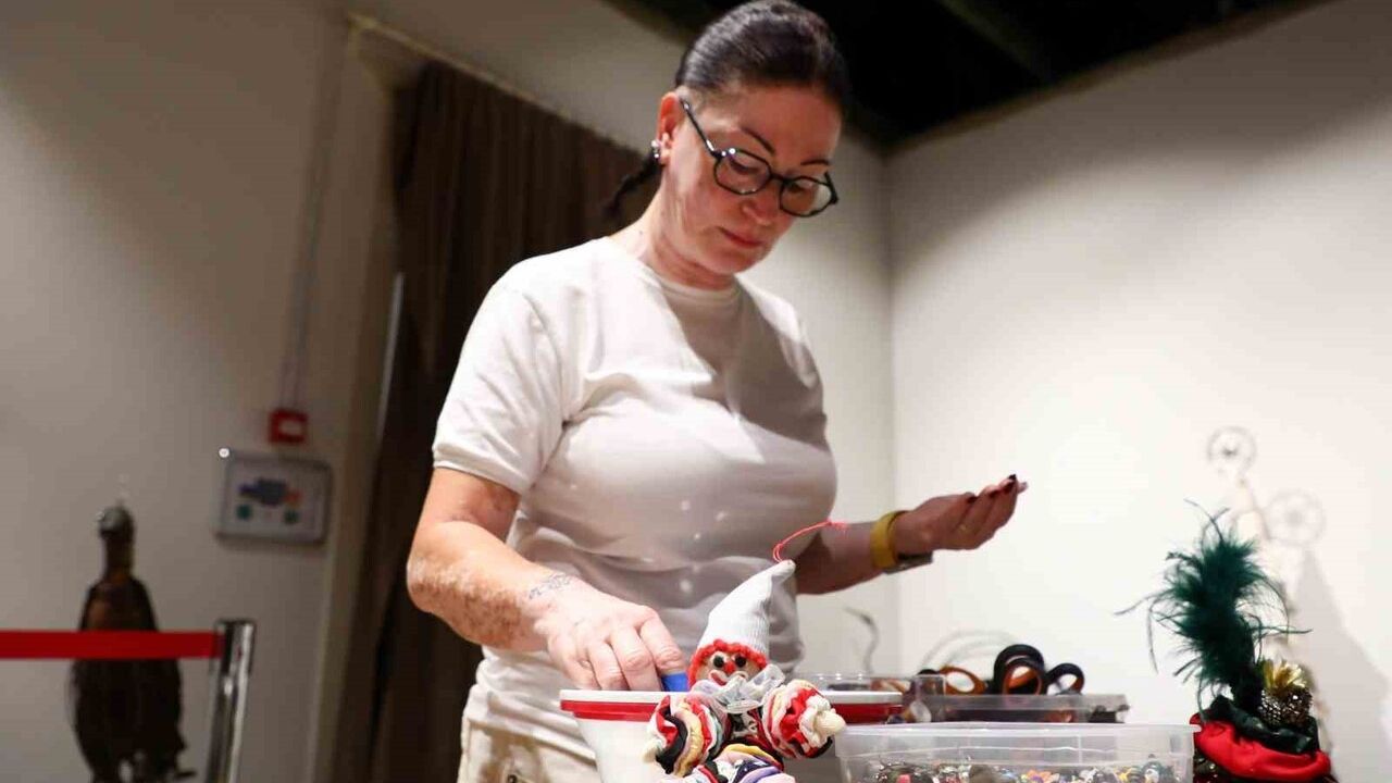 Antalya'da Atık Kumaşlar Kadınların Emeğiyle Yılbaşı Maskotlarına Dönüştü