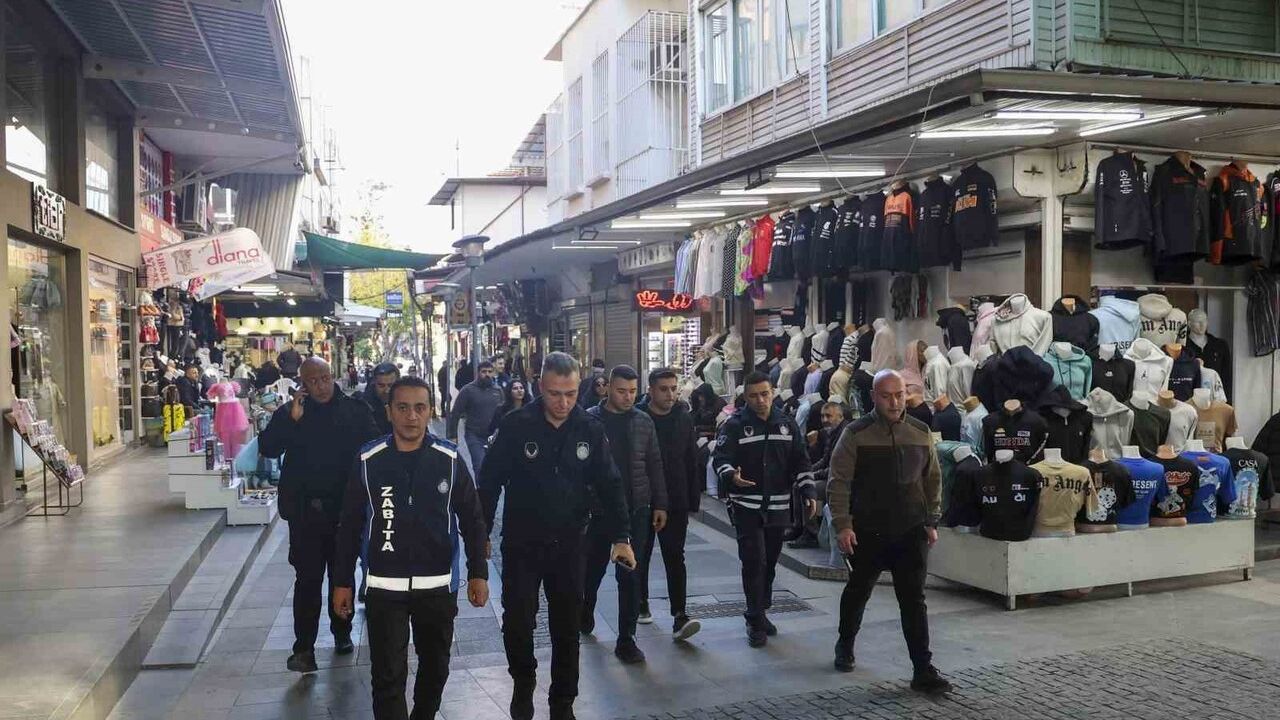 Antalya'da Büyükşehir Zabıtasından Kaldırım İşgallerine Sıkı Denetim