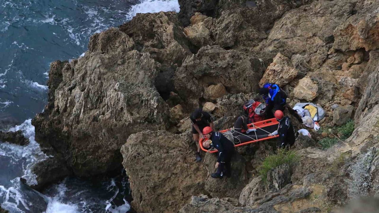 Antalya'da falezlerde balık tutan 60 yaşındaki adam yaralandı