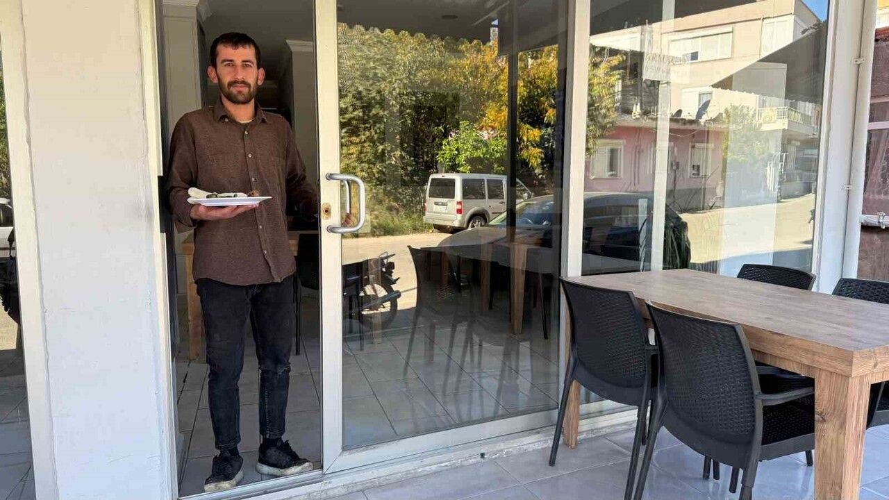 Antalya'da Garson Temizlediği Camı Görmeyip Yüzünü Çarptı