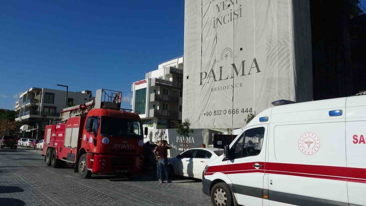 Antalya'da İnşaat İskelesinden Düşen İşçi Ağır Yaralandı