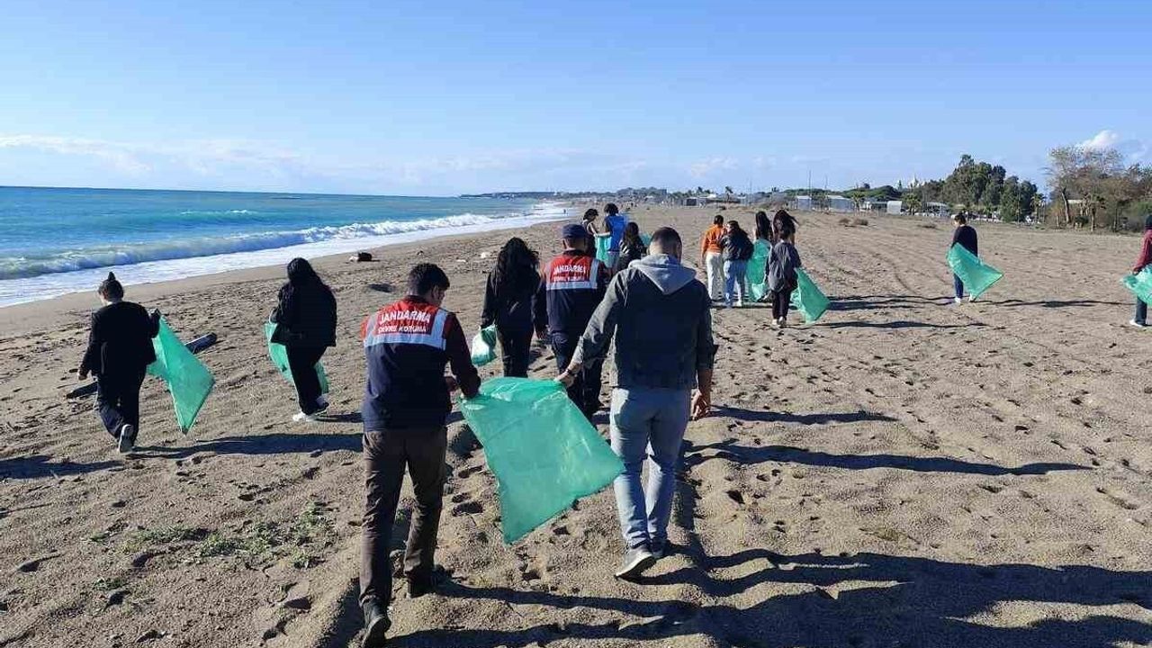 Antalya'da Jandarma'dan Çevre Koruma Eğitimi ve Kıyı Temizliği