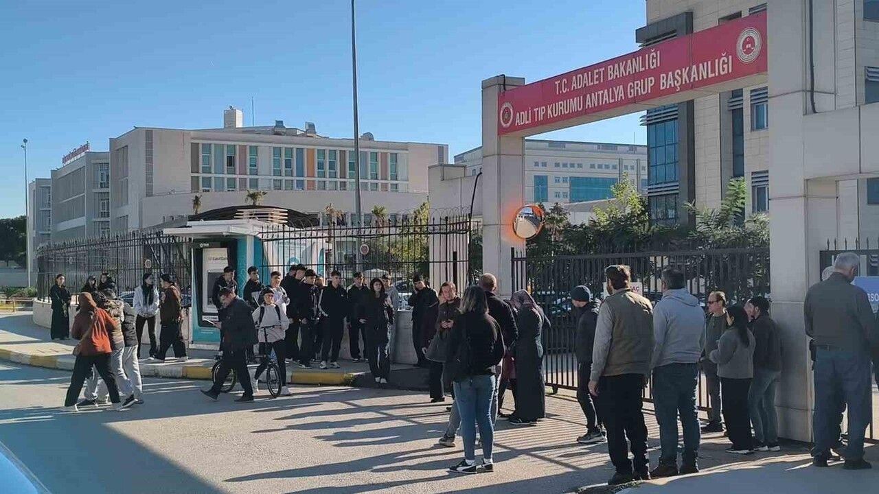 Antalya'da kamyon altında kalan 17 yaşındaki Batuhan Çakmak hayatını kaybetti