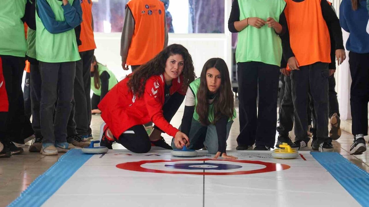 Antalya'da Kız Çocukları Floor Curling ile Tanıştı