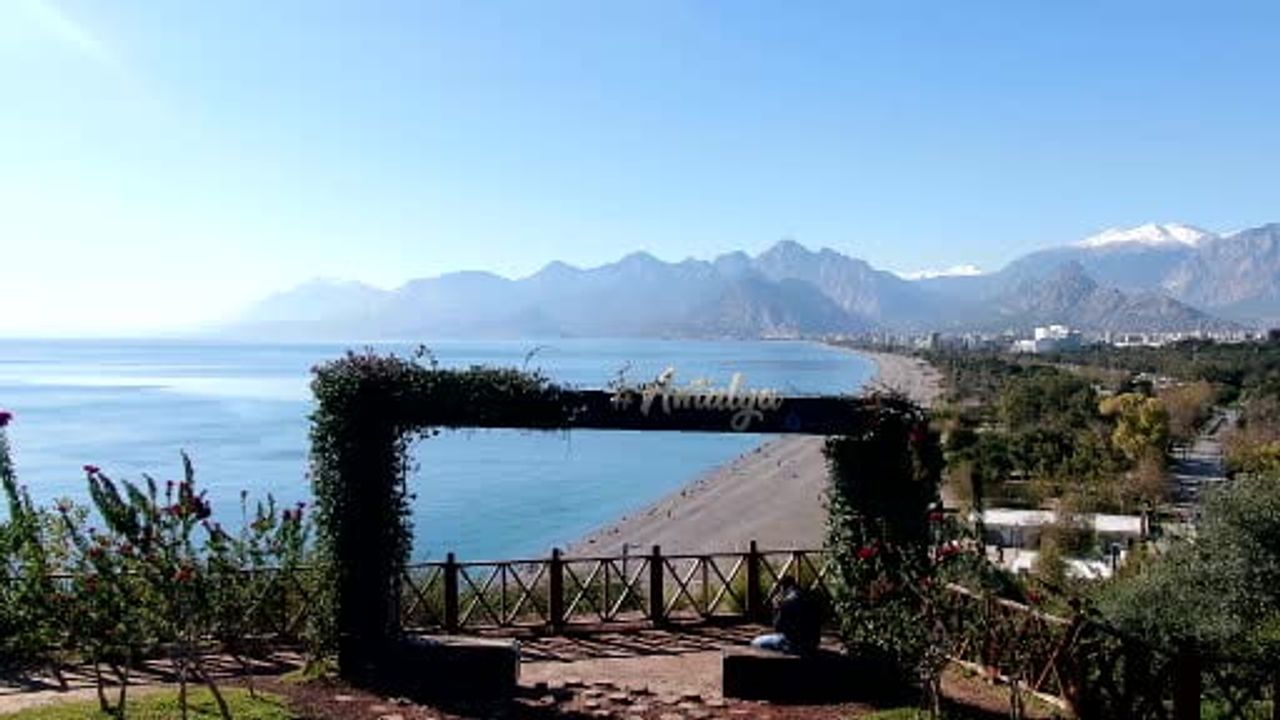 Antalya'da Konyaaltı'nda Deniz Keyfi: Su 20°C, Kar Yakınlarda