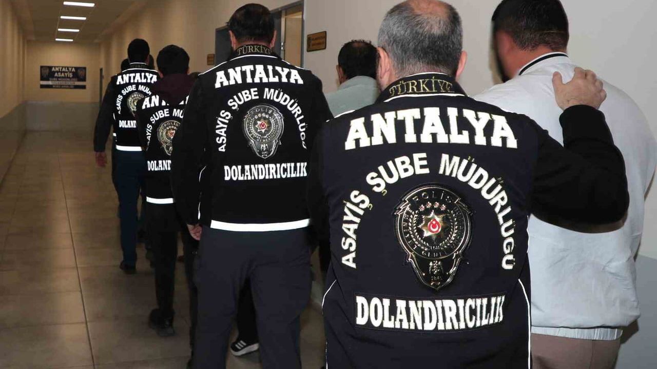 Antalya'da Milyonluk Polis Dolandırıcılığı: 10 Gözaltı, 7 Tutuklu