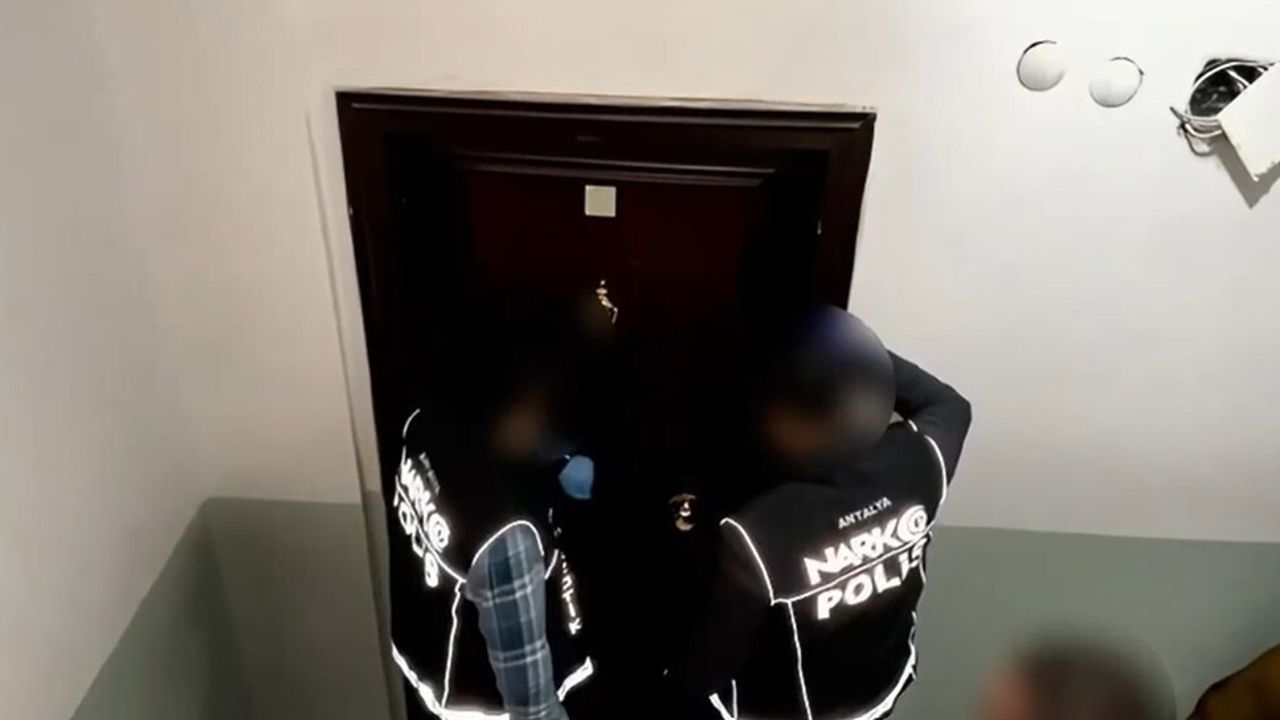 Antalya'da Narkotik Operasyonu: 12 kilo 580 gram esrar, 6 kilo 150 gram kokain ele geçirildi — 4 tutuklama