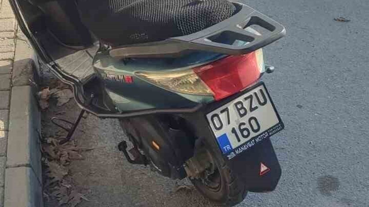 Antalya’da Park Halindeki Otomobile Çarpan Motosikletli Yaralandı