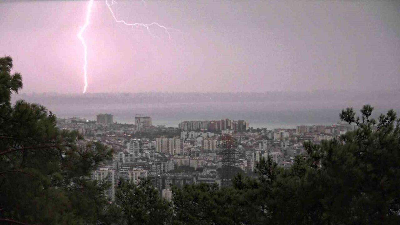 Antalya'da Şiddetli Yağış ve Şimşekler: Meteoroloji 'Sarı Kod' Uyardı