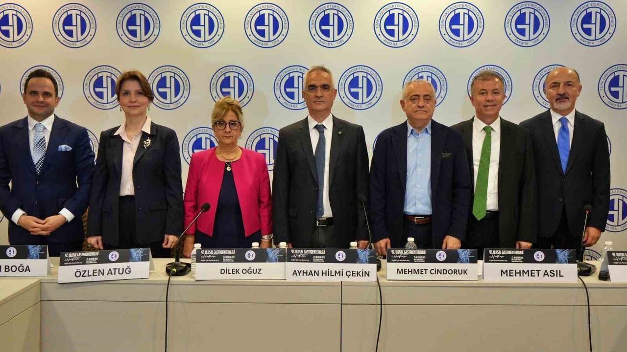 Antalya'da Uyarı: 'Mide koruyucu' Yanılgısı ve Mide Asidi İlaçlarının Gereksiz Kullanımı