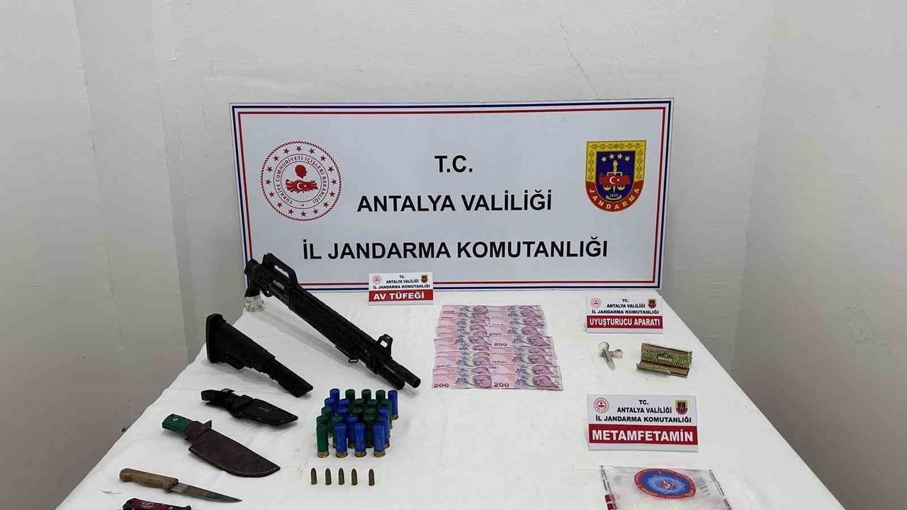 Antalya'da Uyuşturucu Operasyonu: 3 Gözaltı