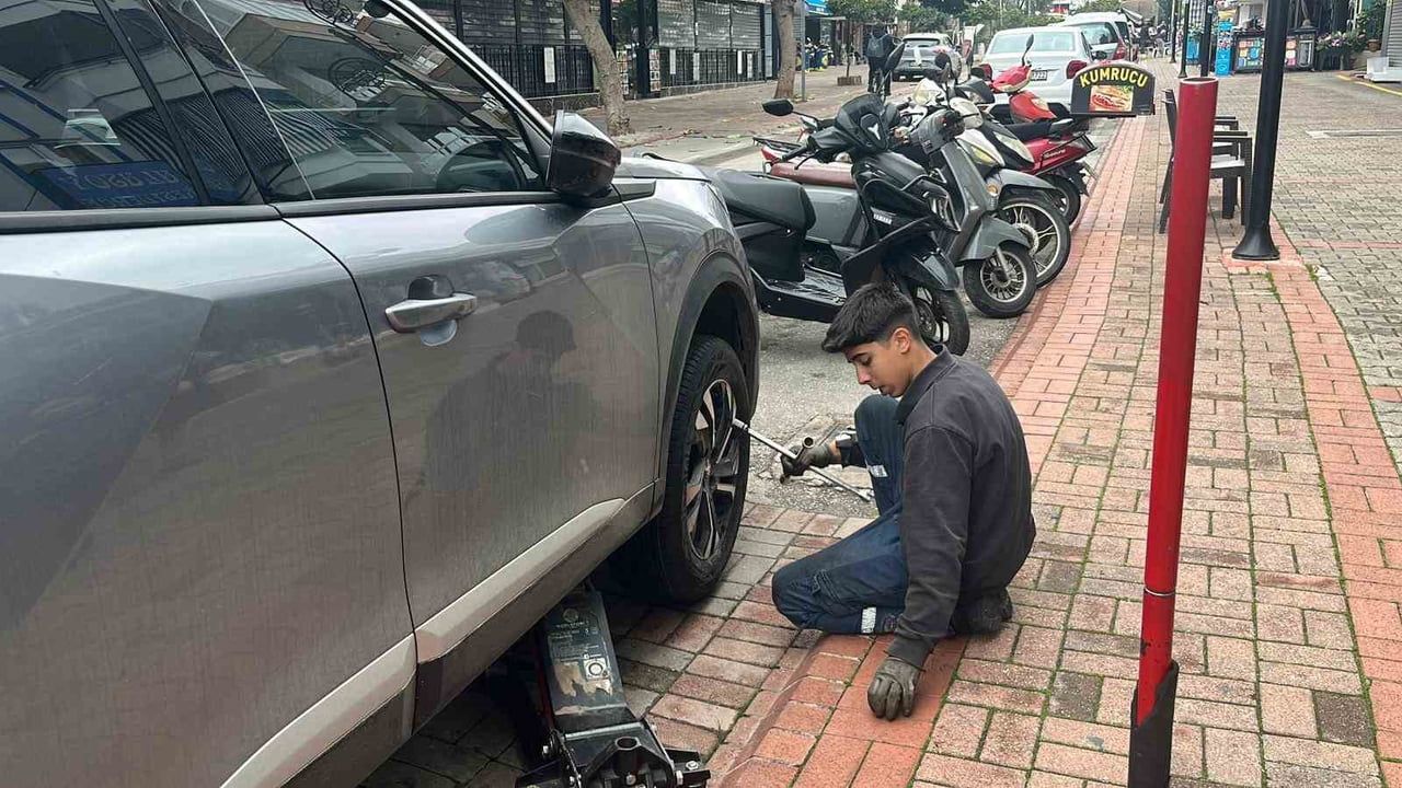 Antalya'da Yaklaşık 20 Aracın Lastikleri Kesildi — Şüpheli Gözaltında