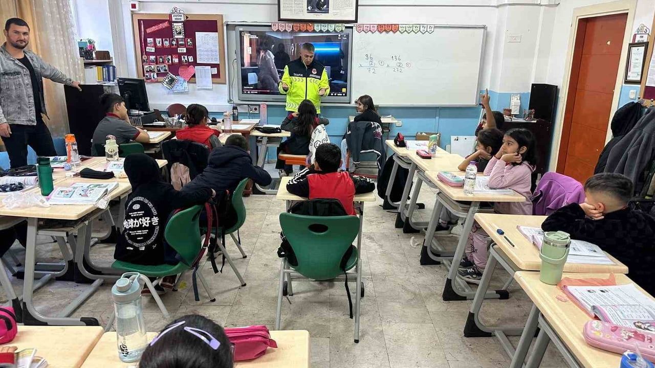 Antalya Jandarma'dan Okullarda Trafik Eğitimi