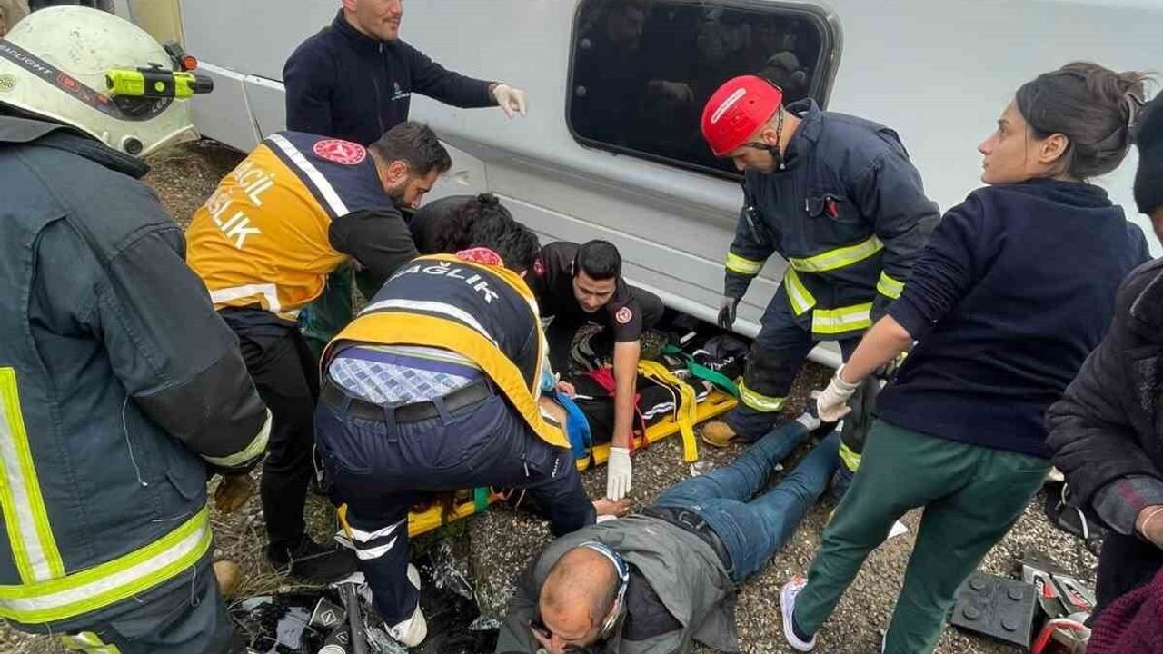 Antalya Kemer'de Midibüs Devrildi: 6 Yaralı, 1’i Ağır