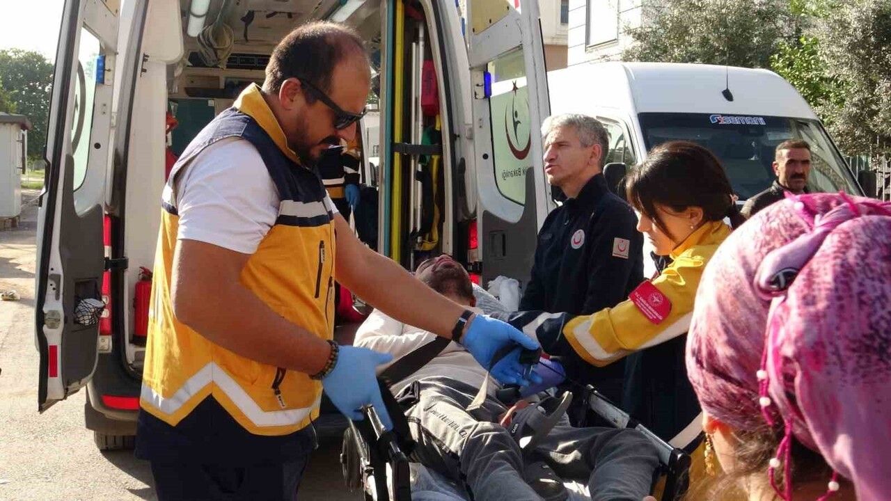 Antalya Kepez'de Apartman Yangını: Uykuda Yakalanan 1 Kişi Hastaneye Kaldırıldı