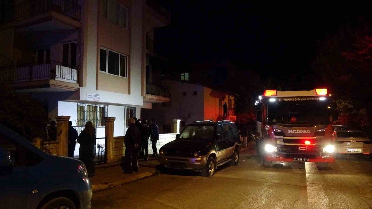 Antalya Kepez'de Daire Yangını: 3'ü Çocuk 4 Kişi Dumandan Etkilendi