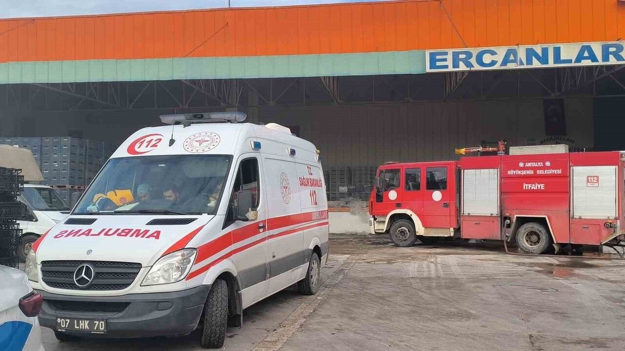 Antalya Kepez'te Soğuk Hava Deposunda Yangın Söndürüldü