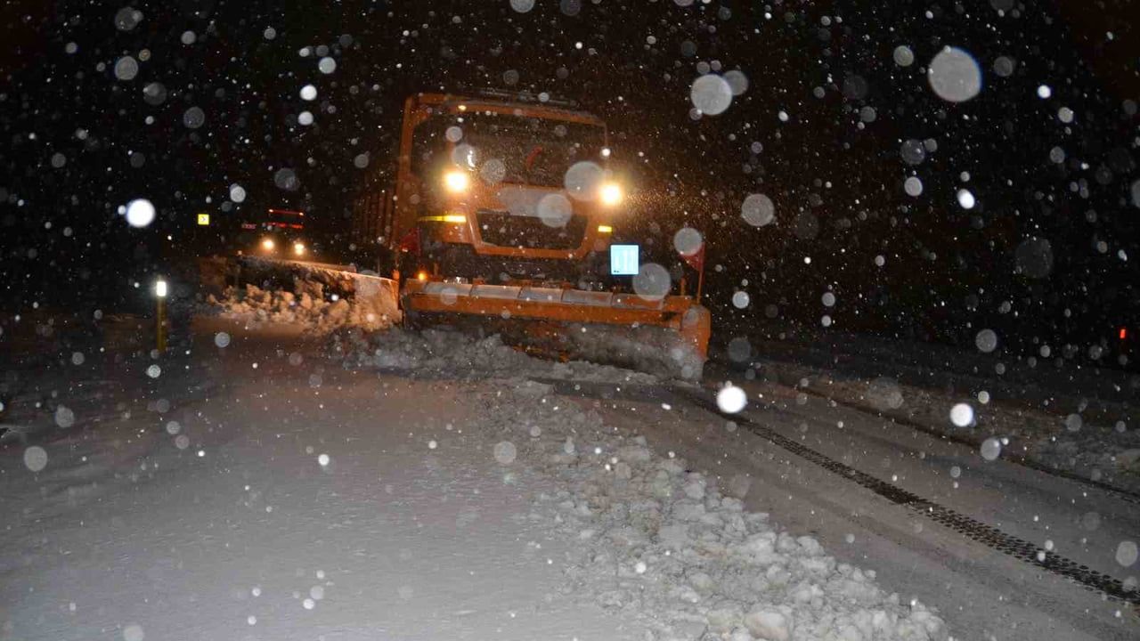 Antalya-Konya Alacabel'de Kar Yağışı: Akseki-Seydişehir Yolu Açık Tutuluyor