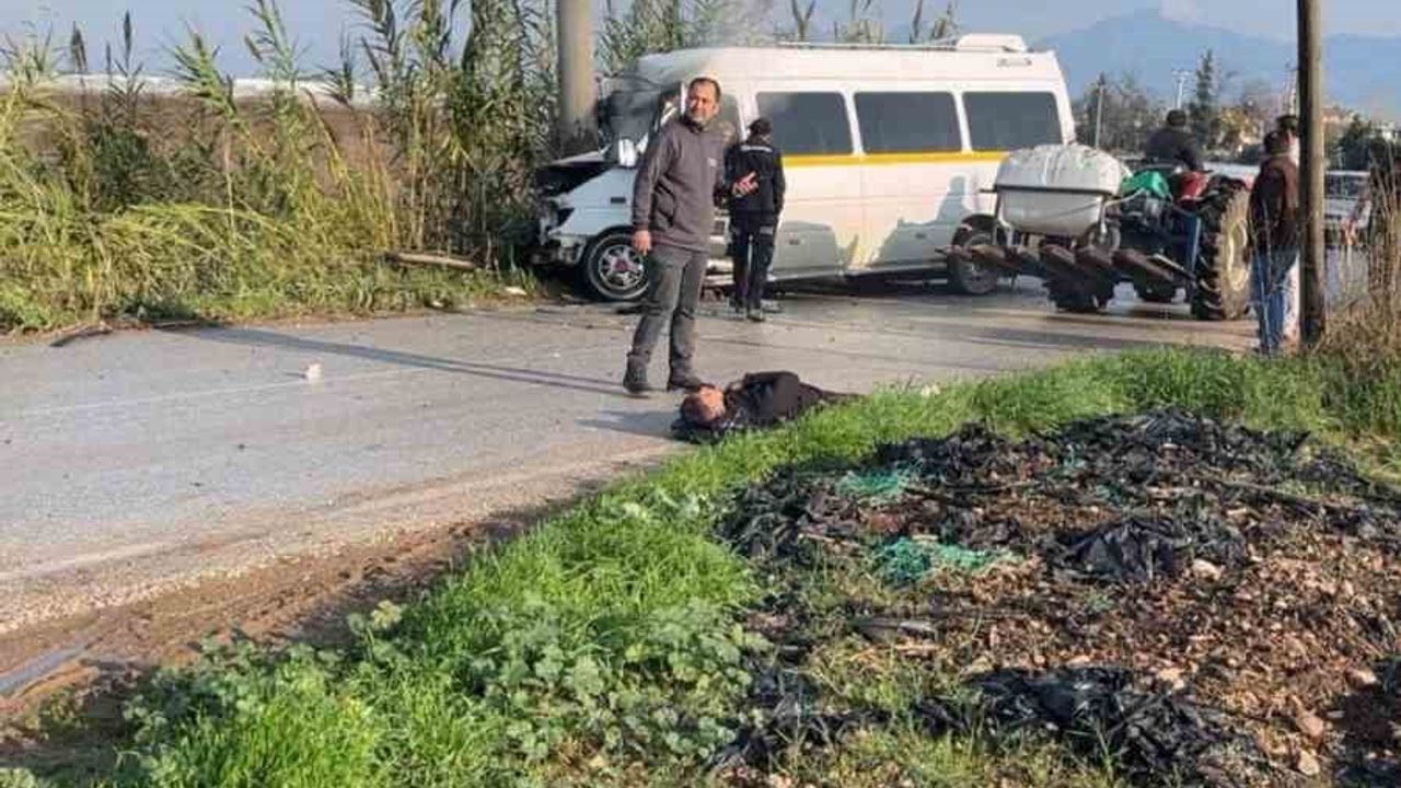 Antalya Serik'te Minibüs Elektrik Direğine Çarptı: 2 Yaralı