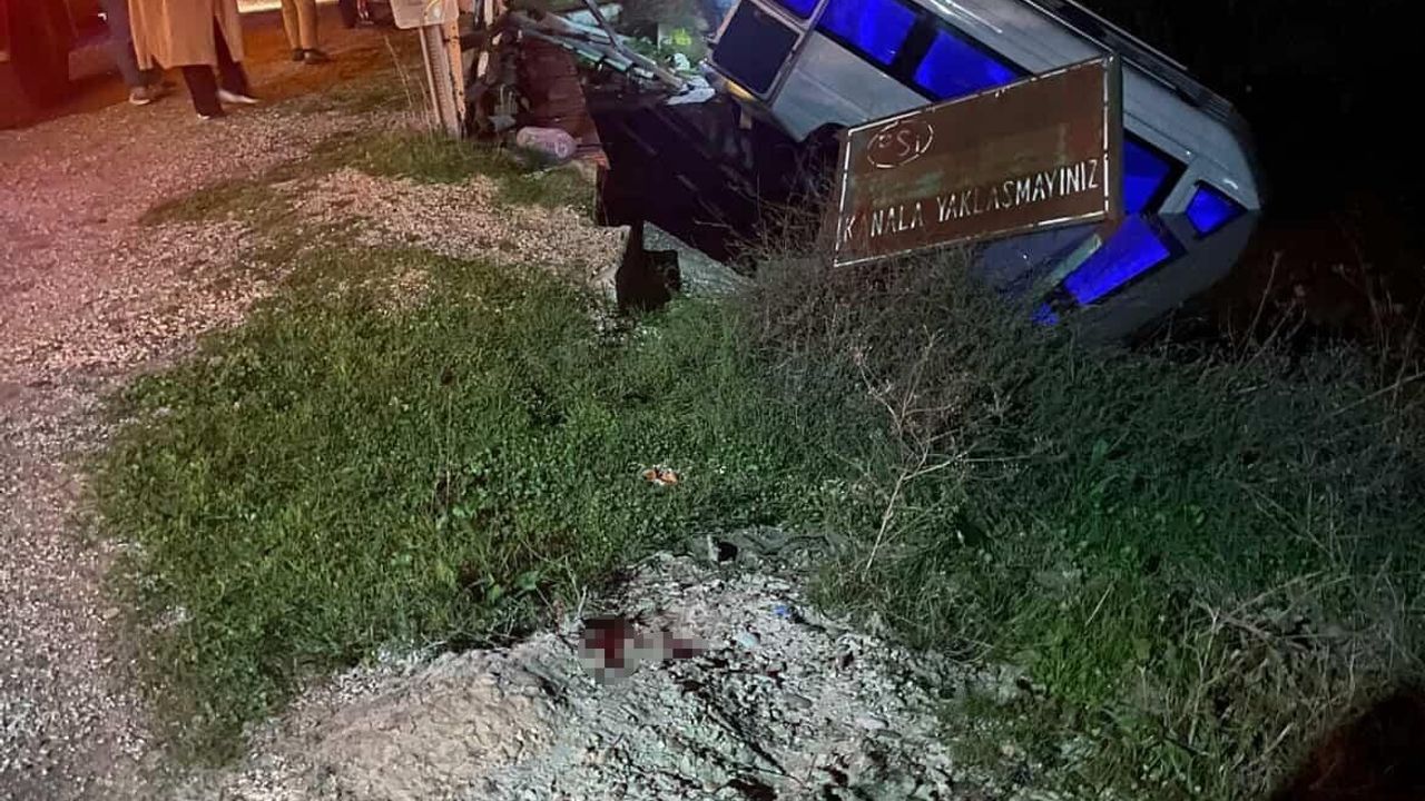 Antalya Serik'te Minibüs Sulama Kanalına Uçtu — Plaka 07 AEL 307