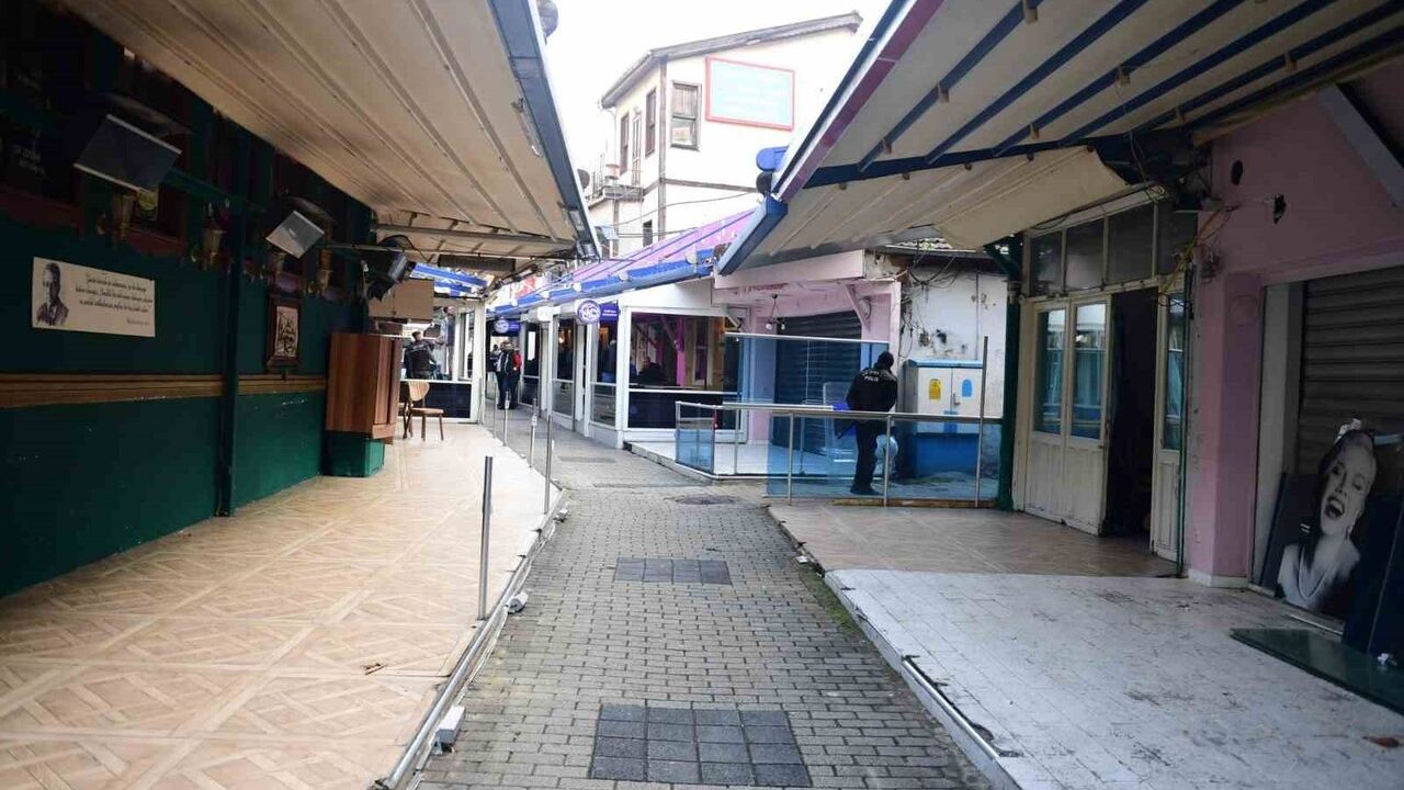 Arap Şükrü Sokağı'nda Kaçağa Geçit Yok: Osmangazi Belediyesi Eklentileri Kaldırdı