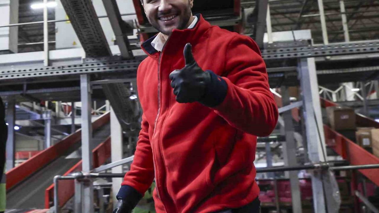 Aras Kargo 'Kırmızı Kahramanlar Saha Buluşması' ile 1000+ Çalışanı Sahada Buluşturdu