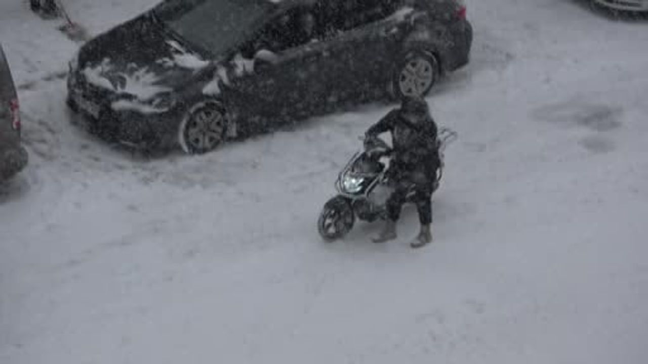 Ardahan Beyaza Büründü: Kar Yağışı Ulaşımı Zorlaştırdı