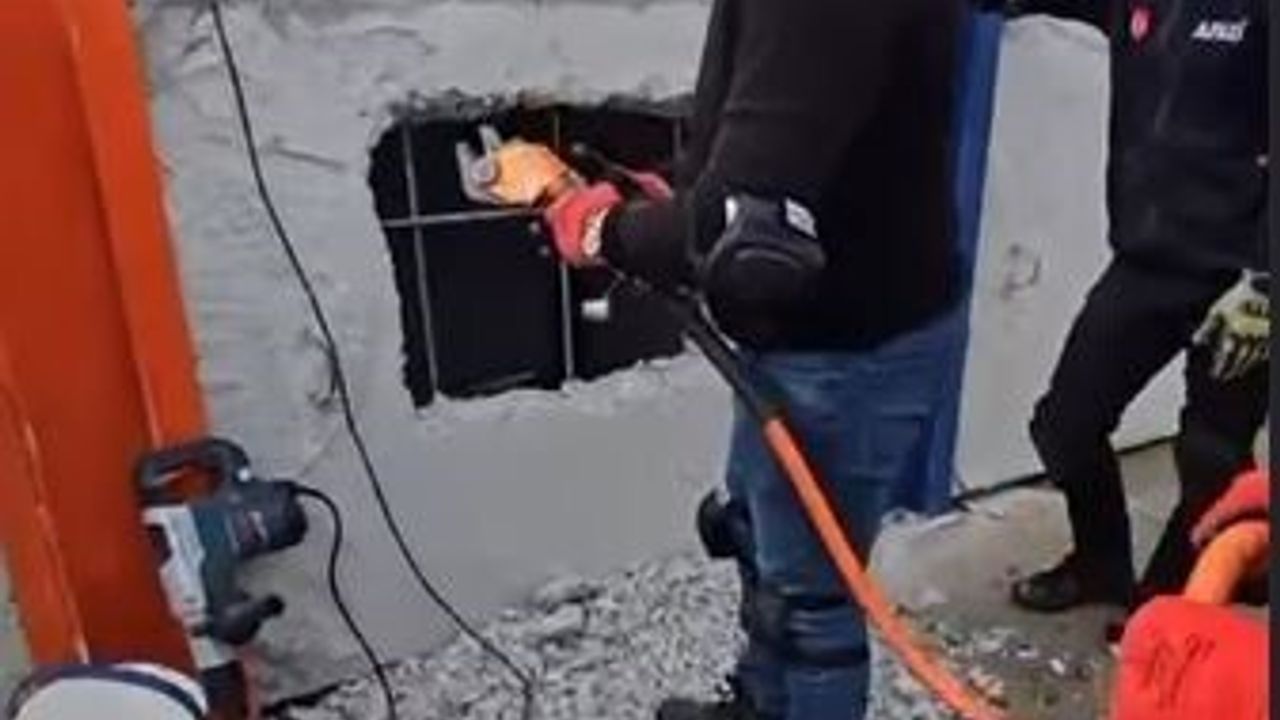 Ardahan Çevik Kuvvet Polislerine 'Enkazda Arama ve Kurtarma Temel Eğitimi'