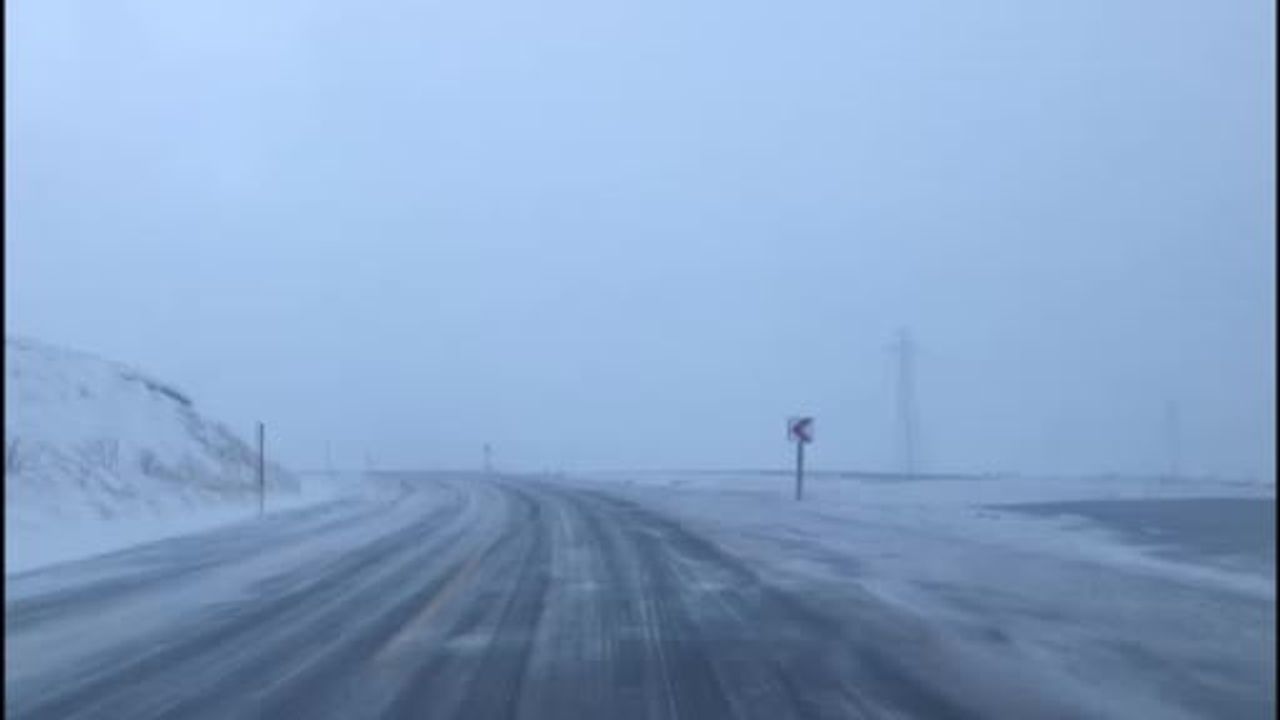 Ardahan'da Kar Ulaşımı Aksattı: Ilgar ve Sahara Geçidinde Buzlanma