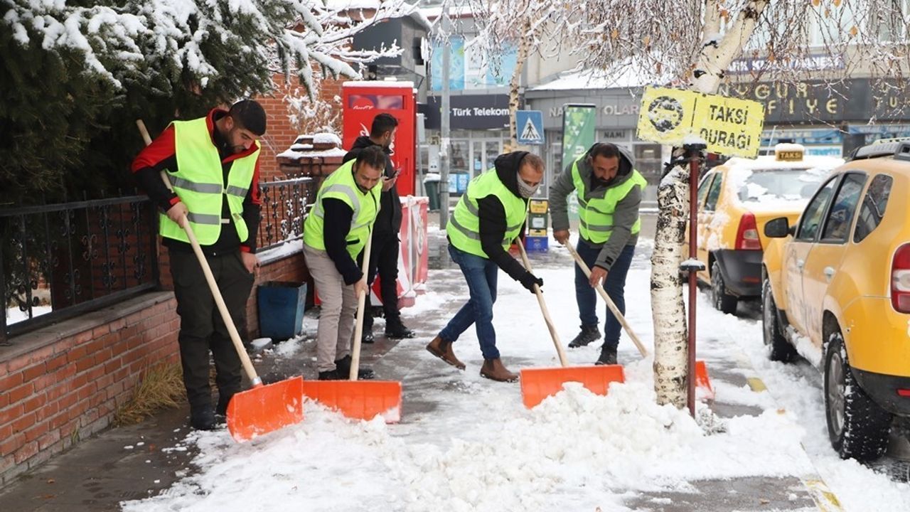 Ardahan'da Karla Mücadele: Belediye Kaldırımları Küredi