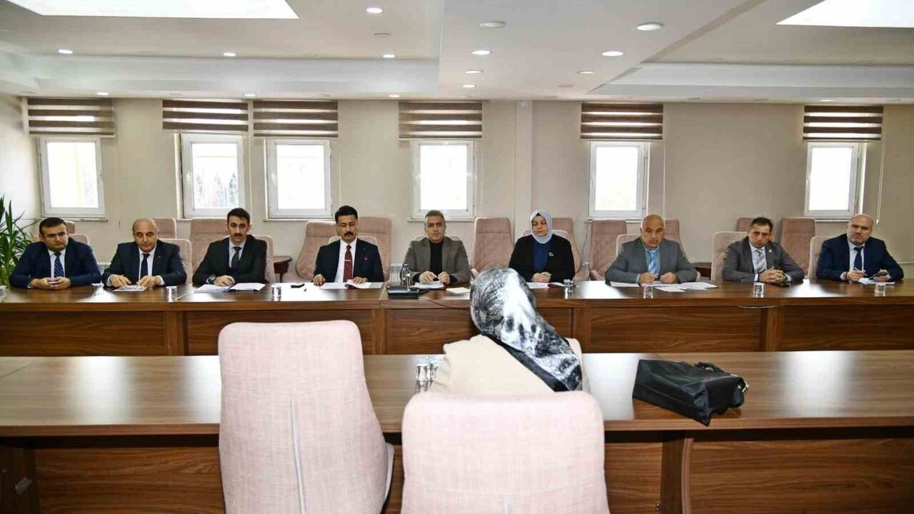 Ardahan Valisi Hayrettin Çiçek Halk Toplantısında Vatandaşların Sorunlarını Dinledi