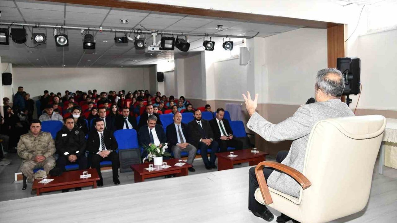 Ardahan Valisi Hayrettin Çiçek 'Kariyer Günleri'nde Öğrencilerle Buluştu