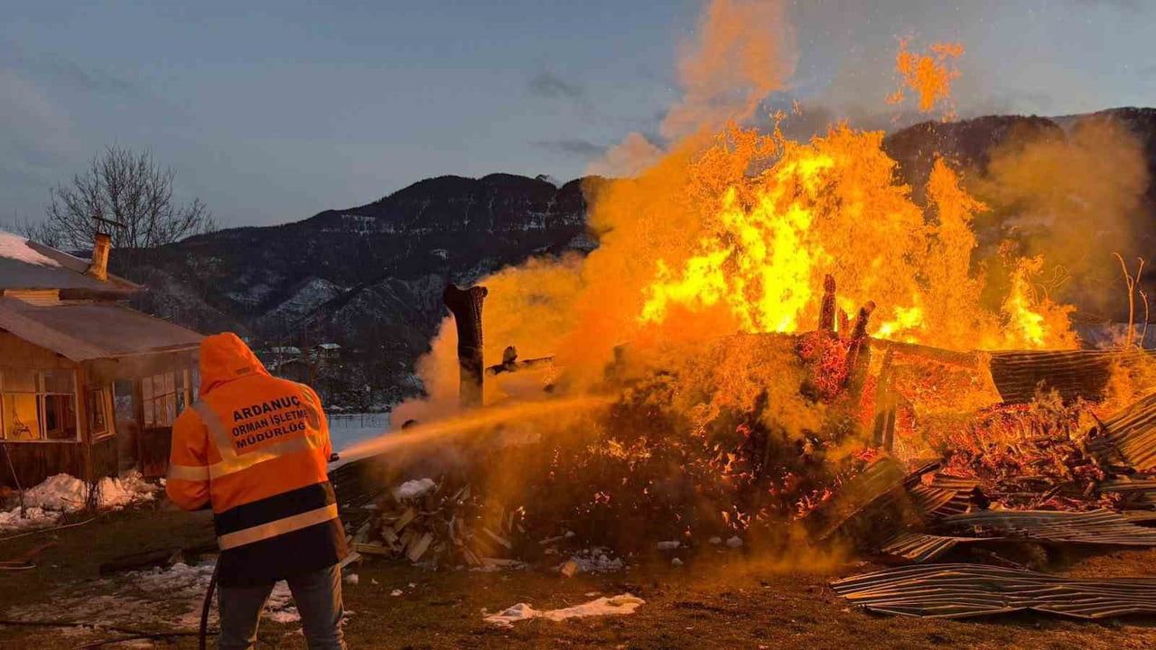 Ardanuç'ta Ahır Yangını: Tosunlu Köyünde Ahır Kullanılamaz Hale Geldi