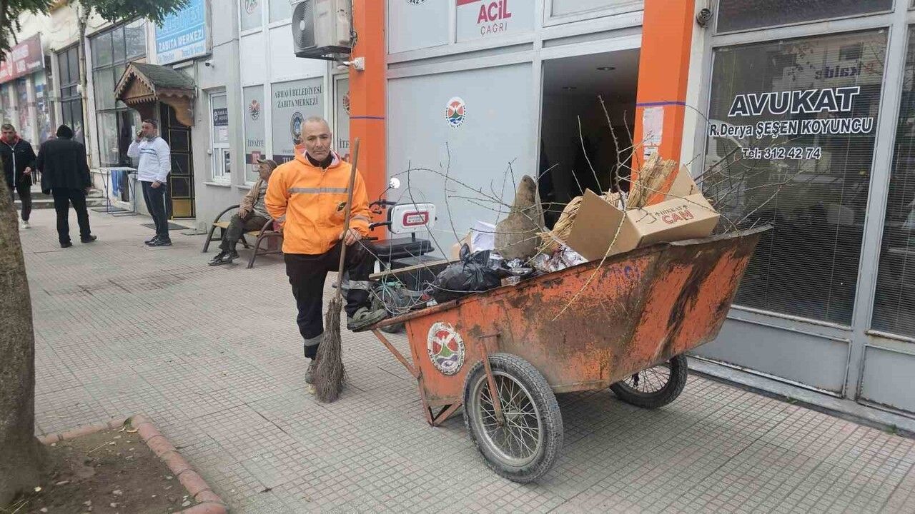 Arhavi'de Süpürgesiyle Dans Eden Temizlik Görevlisi Birol Narman
