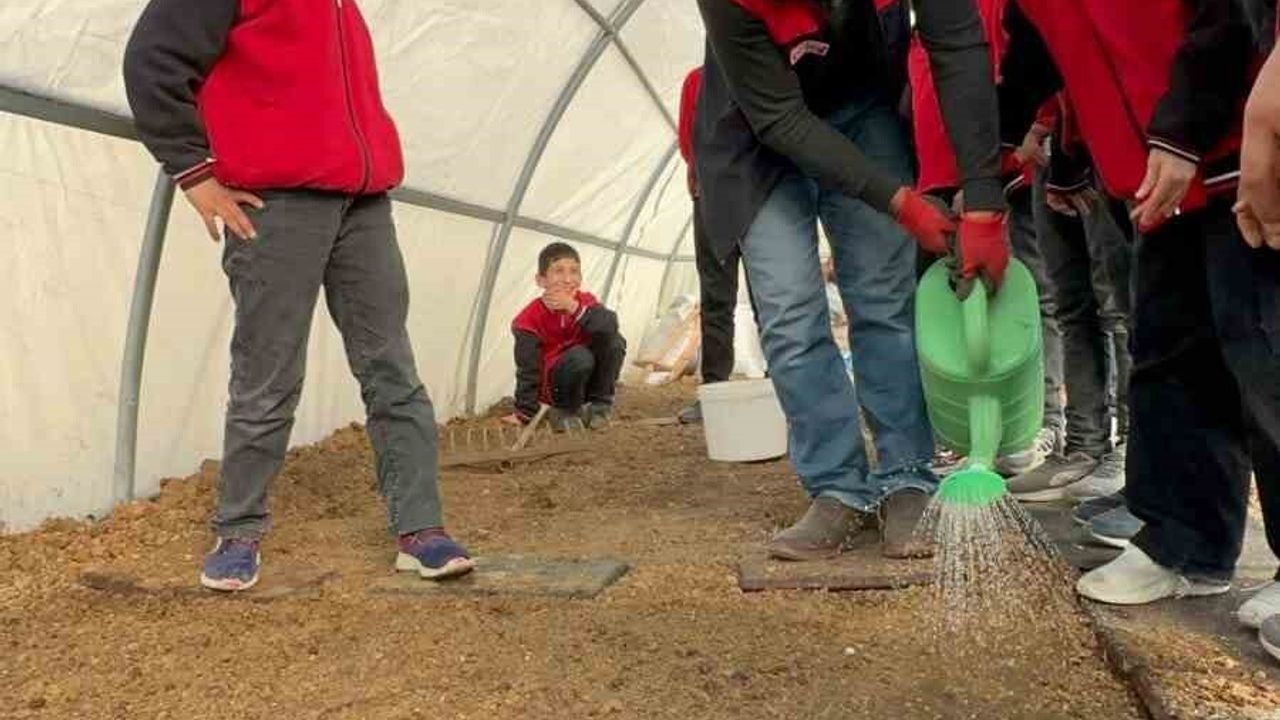 Arıcak'ta 'Minik Eller Toprakla Buluştu' ile Öğrenciler Serada