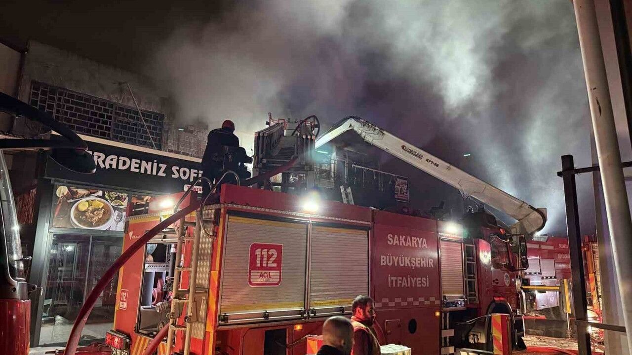 Arifiye'de Hırdavat Dükkanı Alev Topuna Döndü