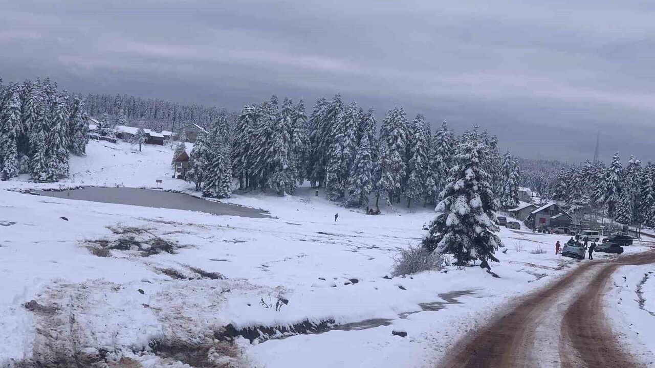 Arkut Dağı'nda Kar Etkisi: Bolu'nun Yeşil Alanlarında 10 Santimetreye Ulaştı