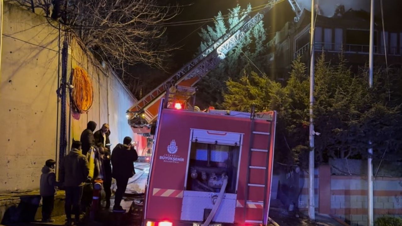 Arnavutköy'de 4 Katlı Binanın Bacasında Yangın — İtfaiye Müdahale Etti