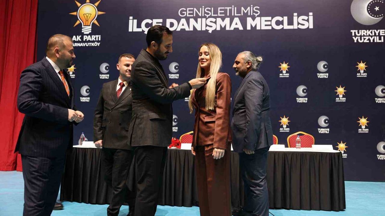 Arnavutköy'de AK Parti'ye Geçiş: CHP'den İstifa Eden 2 Meclis Üyesi ve 150 Üye Rozetlendi