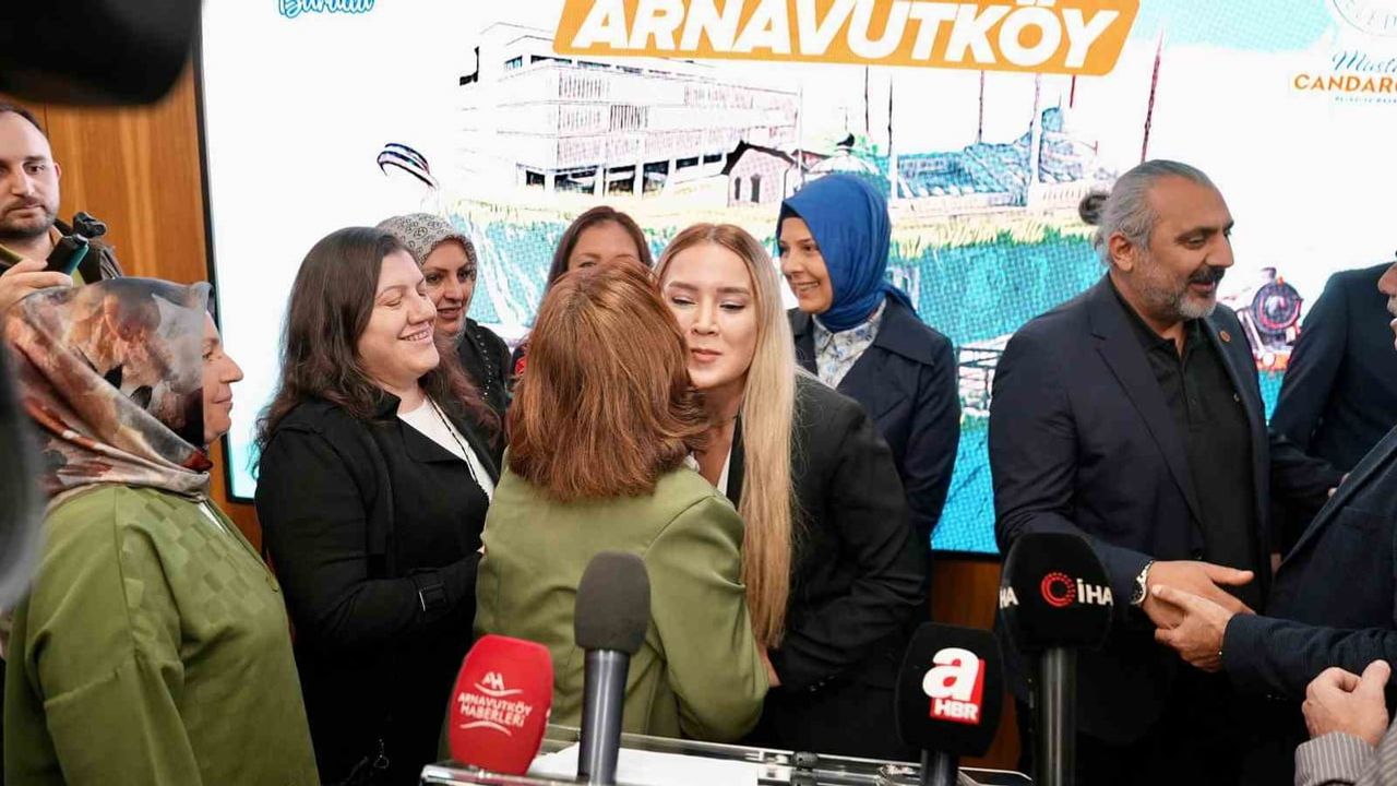 Arnavutköy'de CHP İstifa Depremi: 2 Meclis Üyesi AK Parti'ye Geçti, 100 Partili Ayrıldı