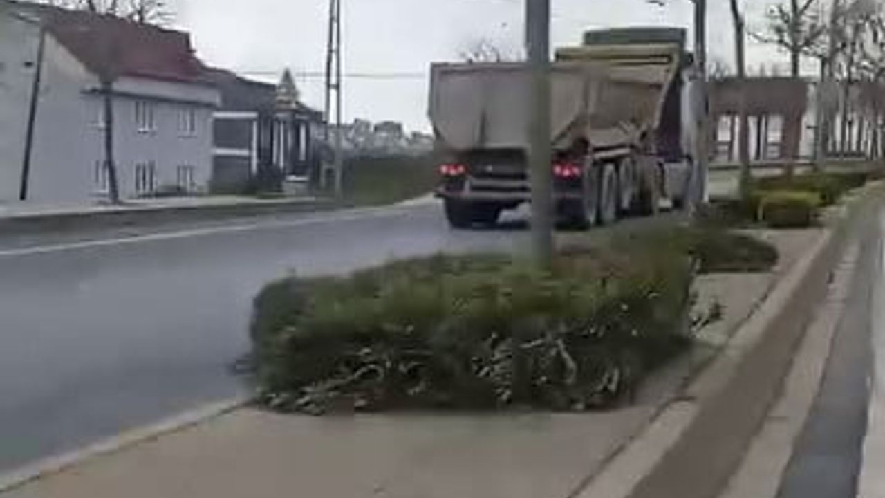 Arnavutköy'de Hafriyat Kamyonu Ters Yöne Girip Hızla İlerledi — Cep Telefonu Kamerasına Yansıdı