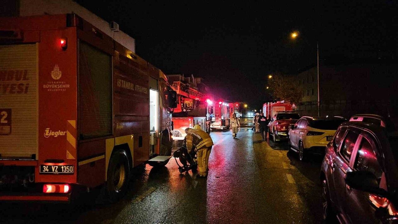 Arnavutköy'de İş Yeri Yangını: 1'i Ağır, 3 Yaralı
