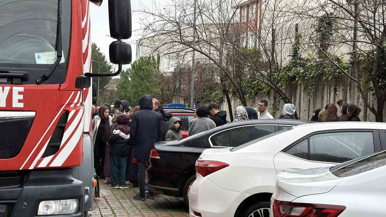Arnavutköy'de KİPTAŞ Konutunda Elektrik Kaynaklı Yangın, Blok Boşaltıldı
