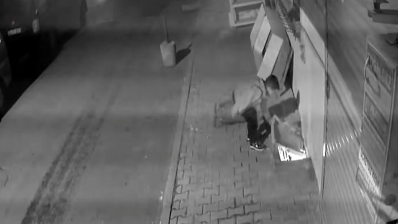 Arnavutköy'de Küçük Çocuğun Tehlikeli Ateş Oyunu Kamerada