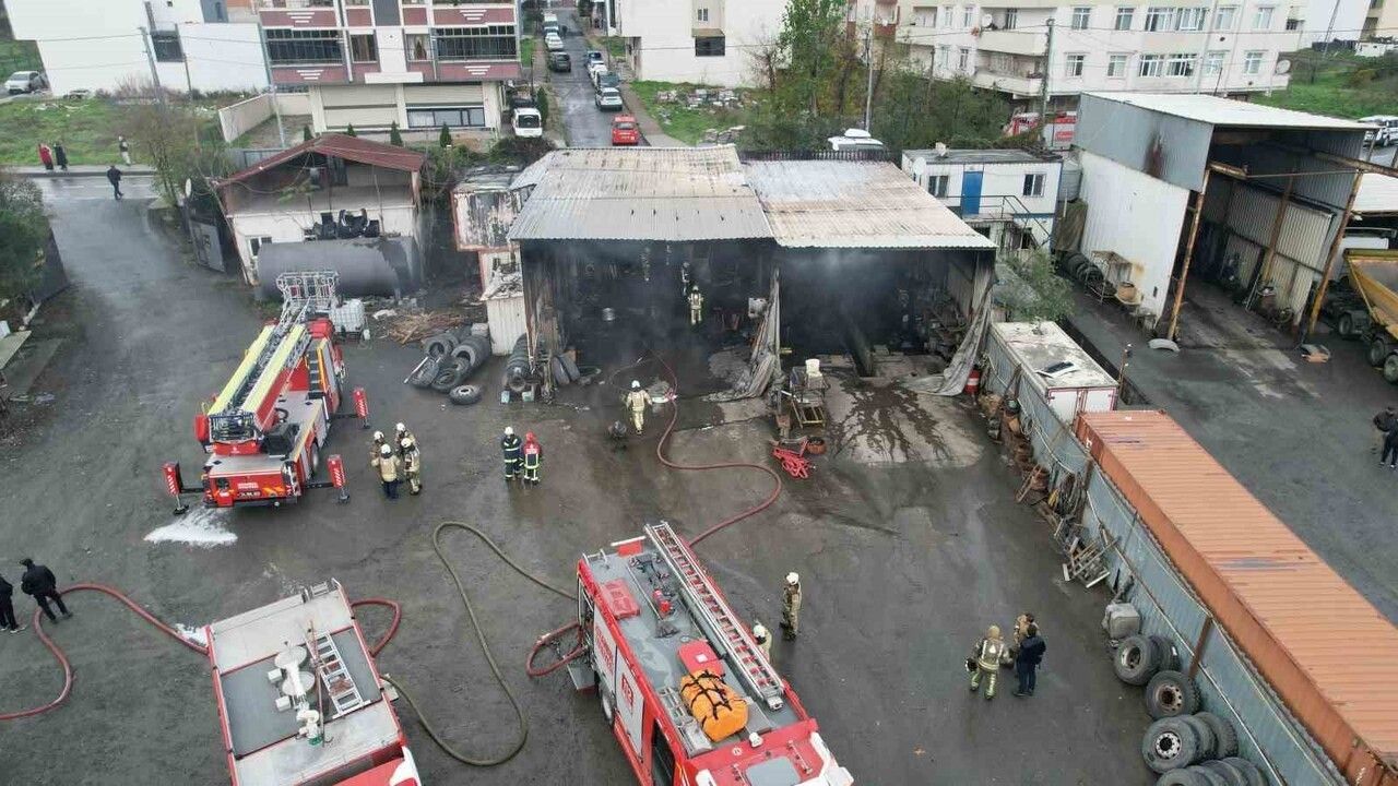 Arnavutköy'de Tır Tamirhanesi Yangını: İş Yerinde Ağır Hasar
