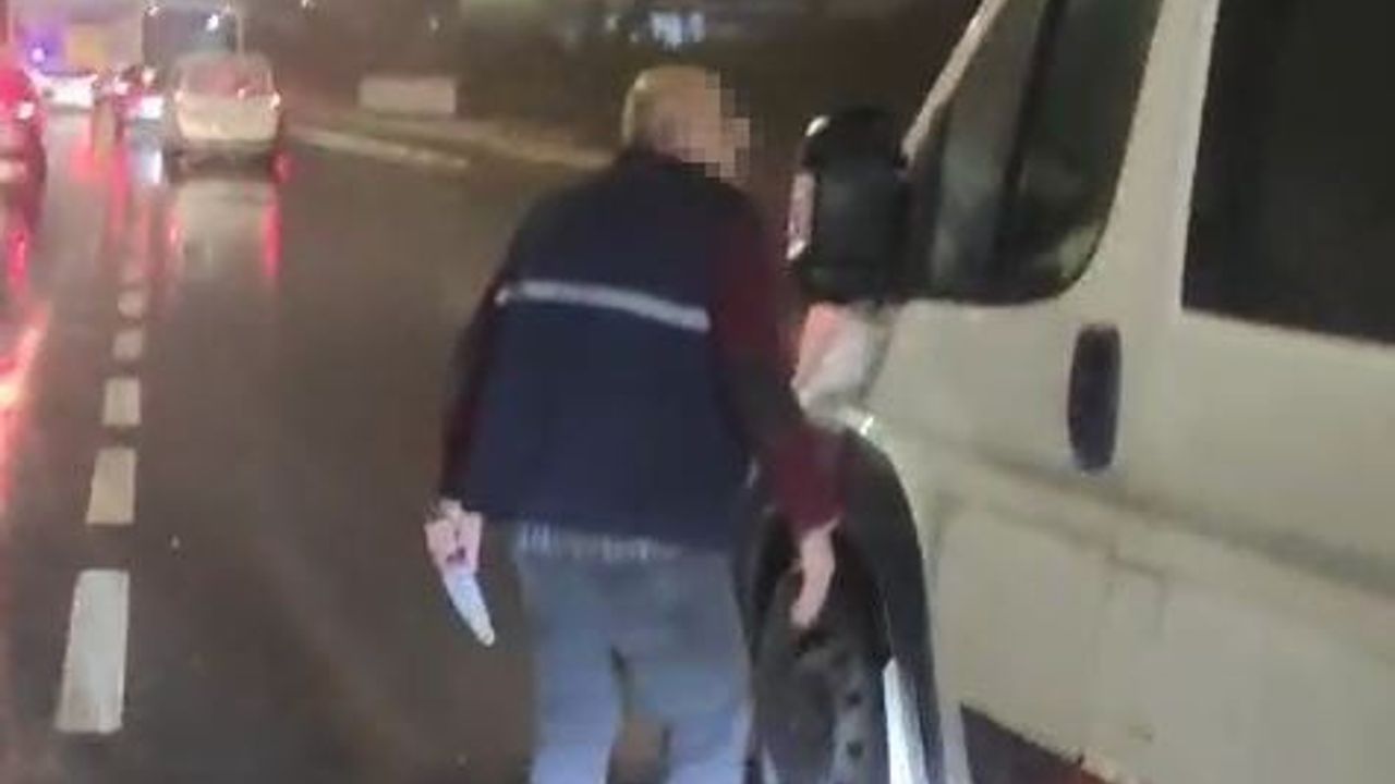 Arnavutköy'de Trafikte Bıçaklı Kavga: Yol Verme Tartışması Kamerada