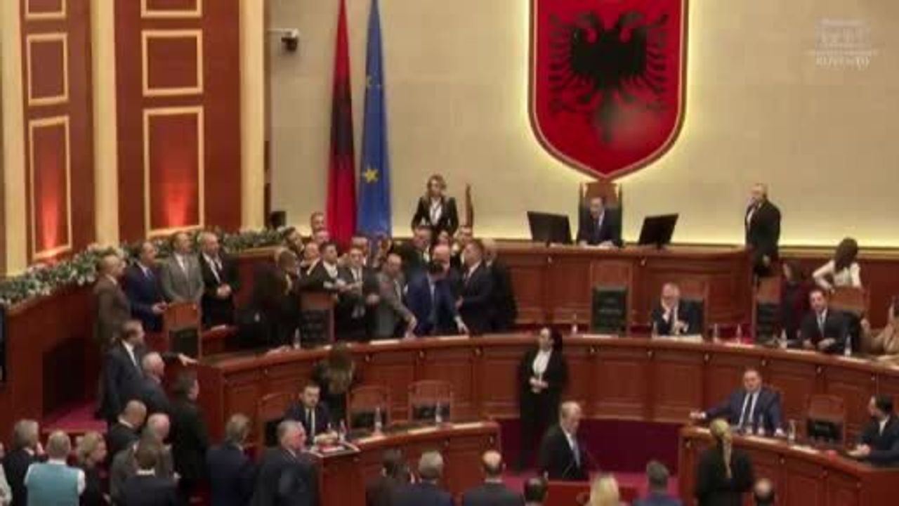 Arnavutluk Parlamentosu'nda Gerilim: Milletvekilleri Meşale Yaktı, Peleshi'ye Şişe Fırlattı